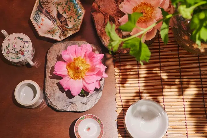 Fresh flowers and treasured ceramics elevate everyday dining, bringing Ivan’s lifelong passion for floristry into the rhythms of daily life.