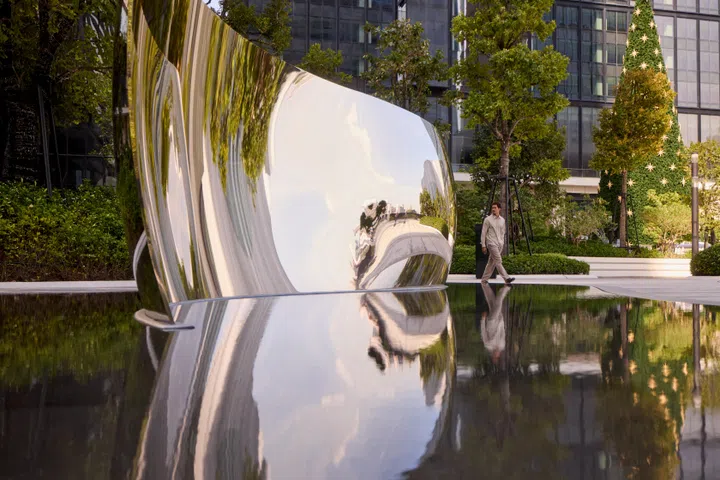 An outdoor mirror installation named ‘S-Curve’ by Sir Anish Kapoor sits within the nearby One Bangkok Park (part of a 2km pedestrian art trail).