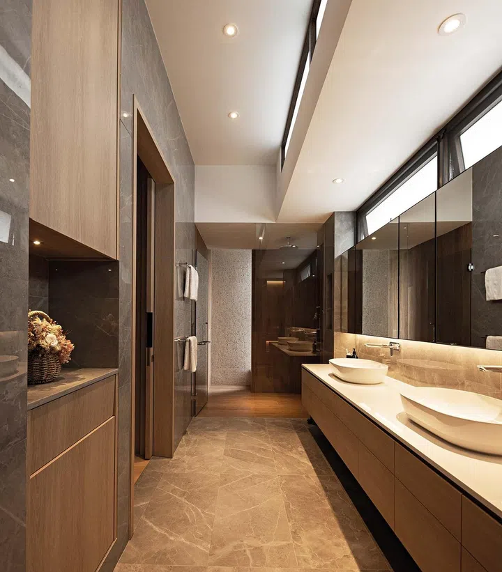 The western
location of
the master
bathroom, right
up against the
periphery of the
floor plan, helps
to buffer the
master bedroom
from the
afternoon sun.