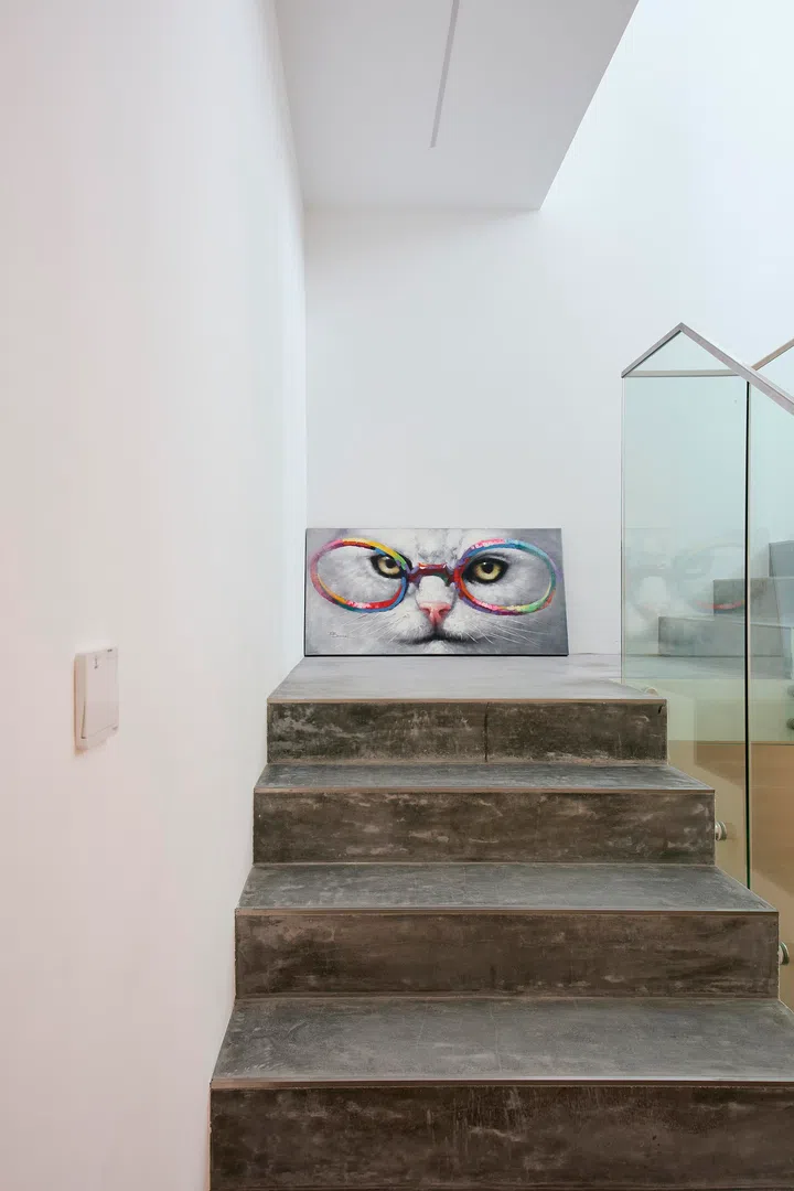 A single artwork marks the landing, introducing a moment of pause along the descent.