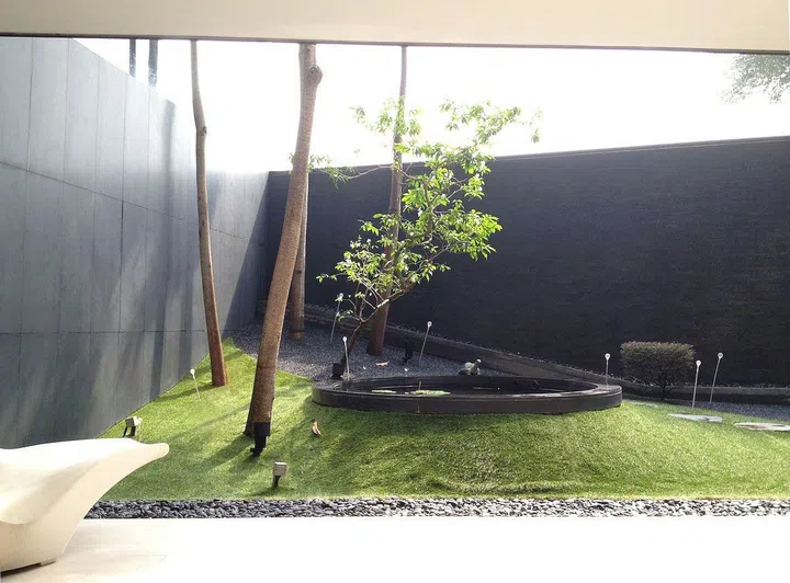 Minimal landscaping within the compounds of Sentosa’s Diamond House.