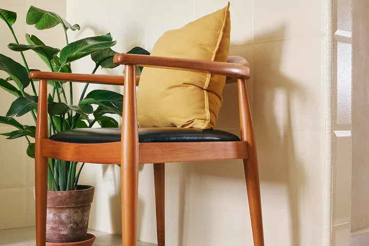 Extra seating throughout the home ensures conversations can comfortably grow as more guests arrive.