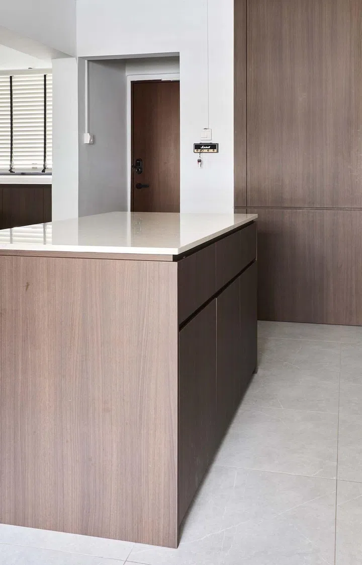 Kitchen island in this 1,614 sq ft Bedok Reservoir Maisonette.