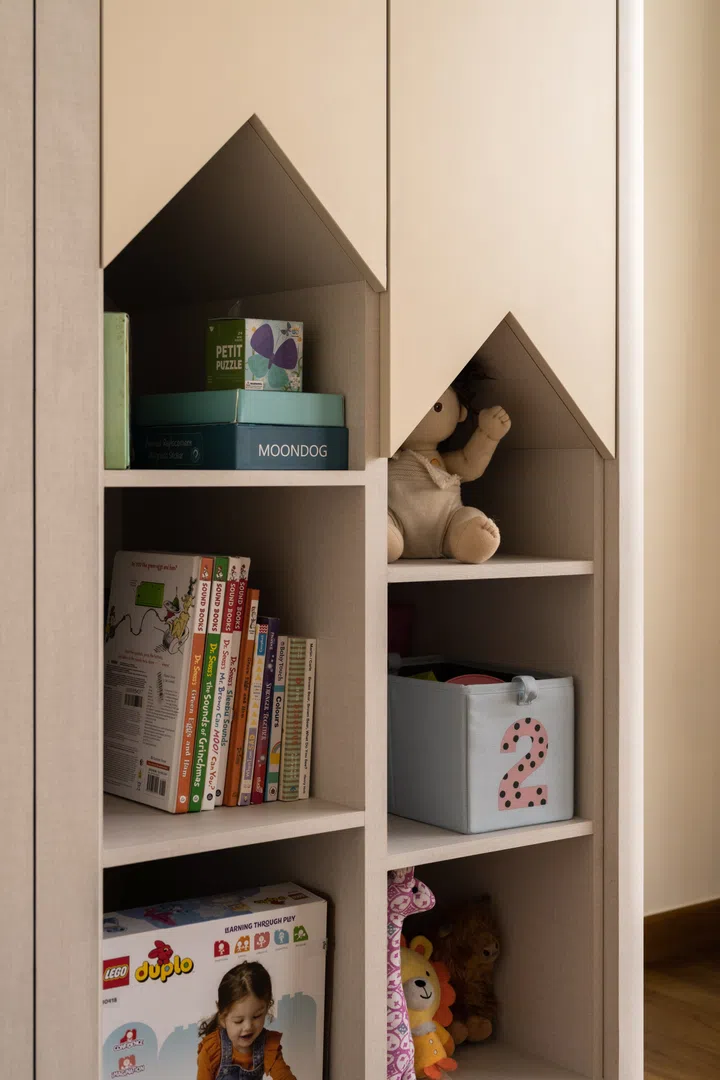 The open shelves with house-shaped cutouts are toddler-friendly and totally charming. Image from Studio L’arc.