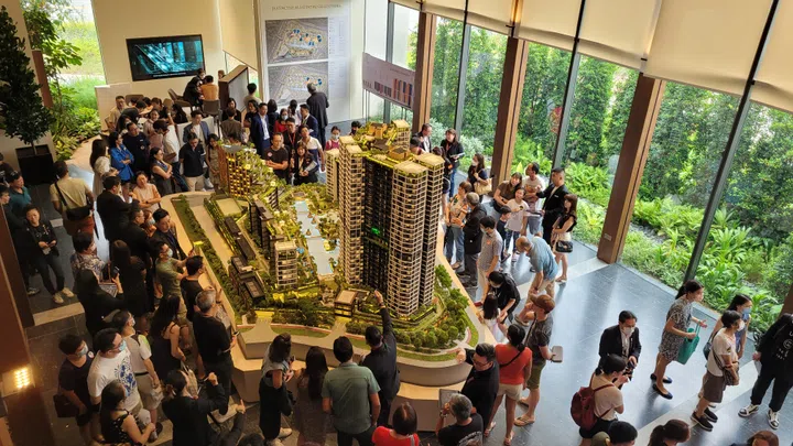 武吉知马首个综合发展项目青麓尚居（The Reserve Residences）公寓的销售展厅于2023年5月13日和14日开放让公众预约预览。新一轮房地产降温措施阻挡不了看房热潮。