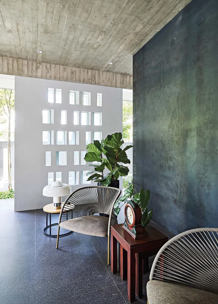 The “black box” and sunken patio separate the semi-open living area in front from the dining area at the back of this corner terrace house in Bukit Timah.