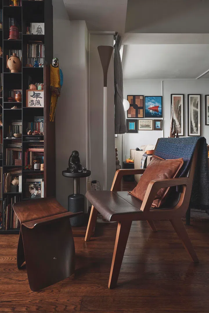 Maxalto Acanto Chair by Antonio Citterio and a Vitra Butterfly Stool by Sori Yanagi.