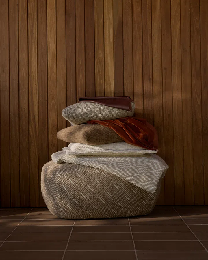 The Lexington Warm Sable fabric’s irregular bouclé yarns add a subtle sense of craftsmanship to this ottoman.