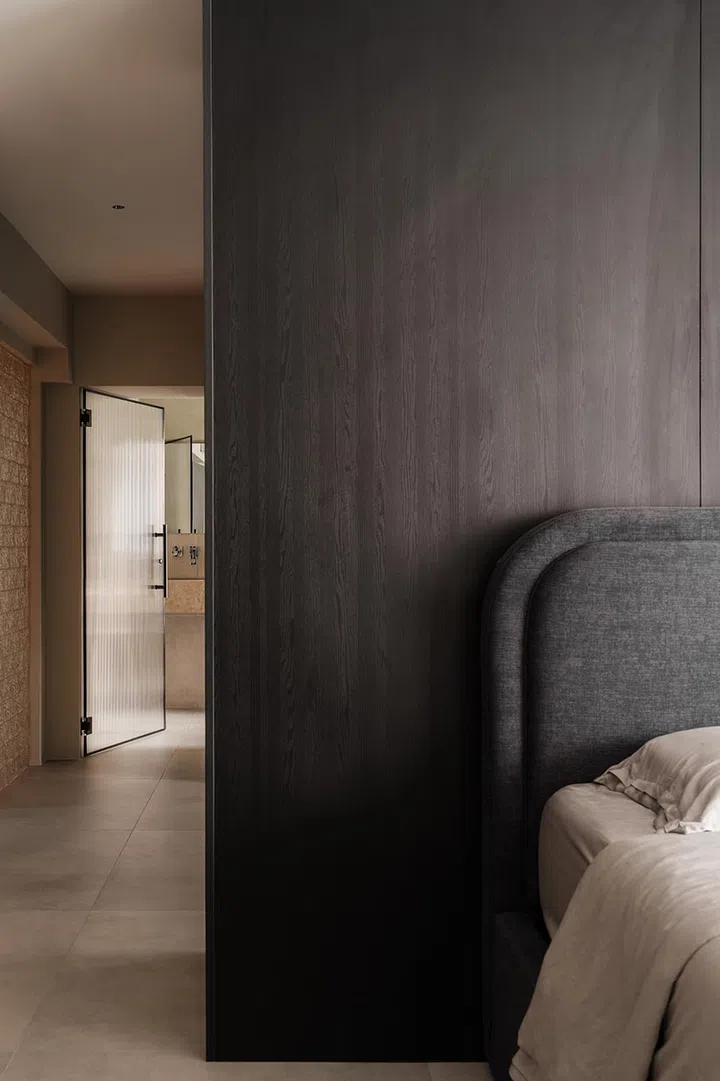 Darren cleverly balances the aesthetics of classical Brutalism with wood to add a sense of warmth to the bedroom, while still remaining industrial-esque. 
