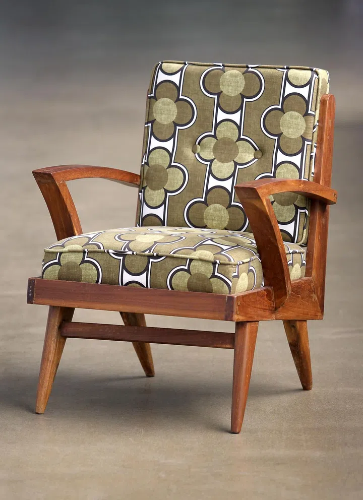 古着家具店Second Charm的售卖品：1960年代铅笔脚的椅子，换上复古花卉椅垫。