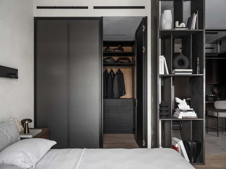 Despite the apartment’s compact size, Svetlana managed to carve out space for a walk-in wardrobe.