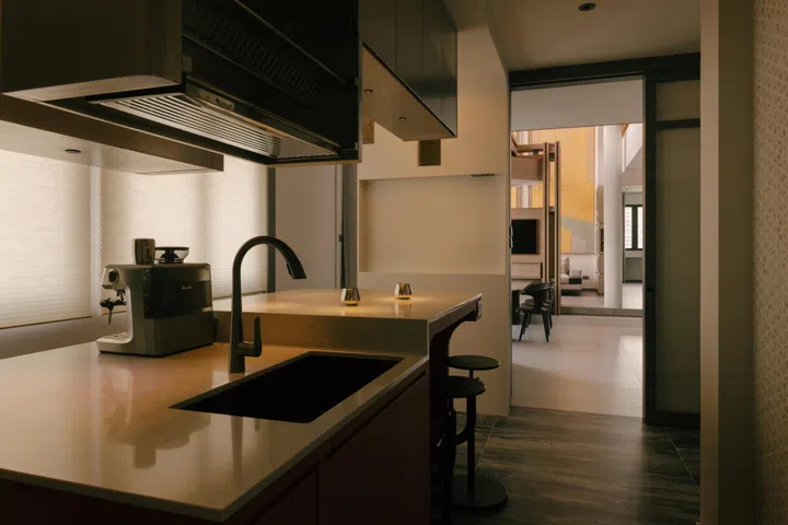 From the kitchen, the axis remains visible beyond, maintaining continuity with the dining and living areas.