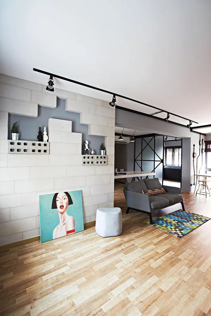 A visually arresting wall display and colourful painting dress up the entrance. Interior design by Space Sense