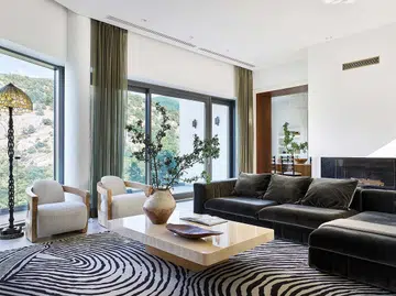 Old and new pieces exist harmoniously in the living room, including the owner’s 19th- century Tifany floor lamp, 1920s Art Deco armchairs, 1970s Aldo Tura cofee table, Hamilton & Conte’s sofa and Natasha’s custom sideboard.
