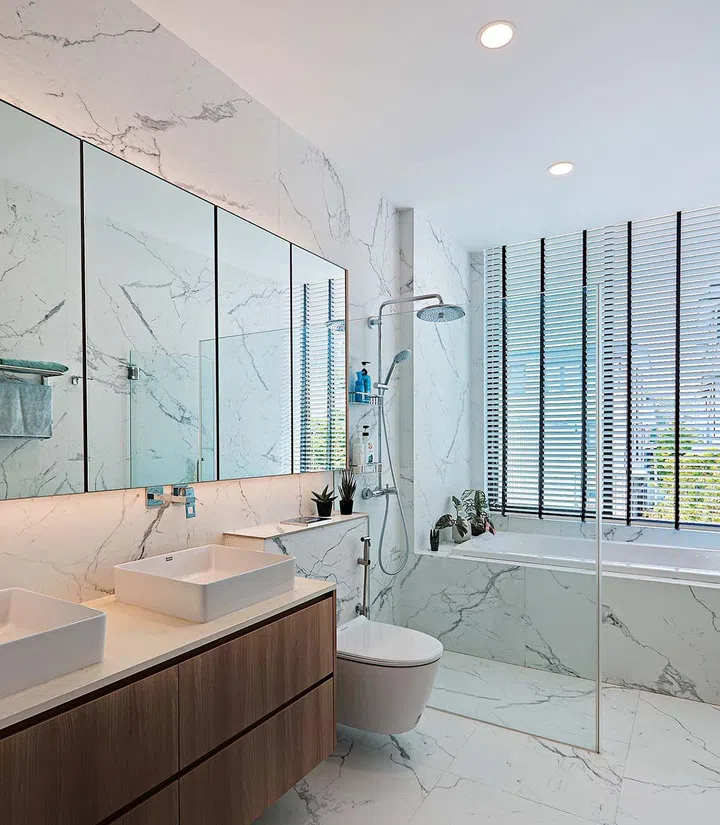 Large format white,
marble-look tiles
are used for the
walls and floor
of the master
bathroom to create
a luxurious, clean
and modern look.