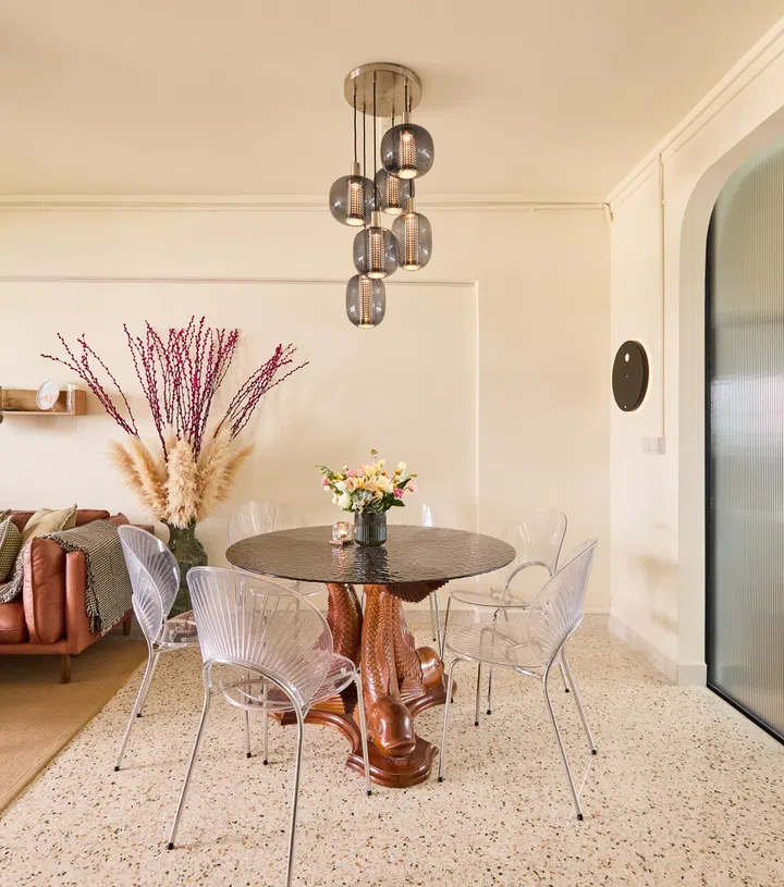Stanley paired a vintage fish-legged table from Carousell with a glass top and clear plastic fin-shaped chairs to highlight its sculptural base.