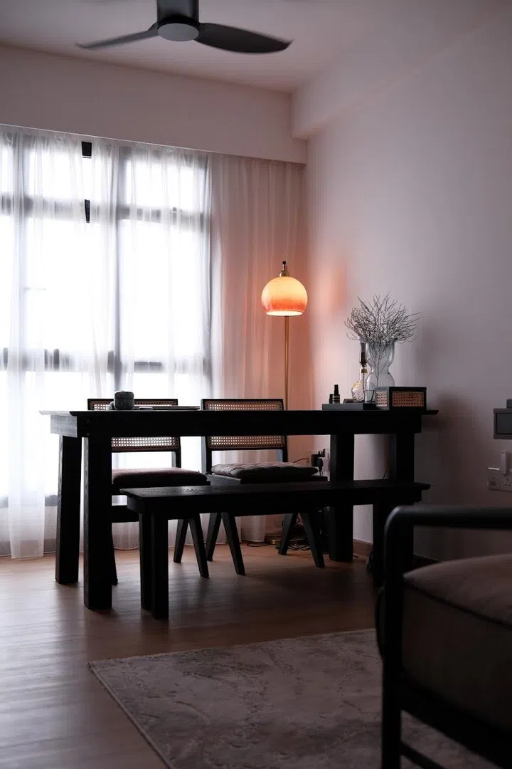 In practice, a well-placed ceiling fan gently circulates air across the dining area, improving daily comfort without over-reliance on air-conditioning.