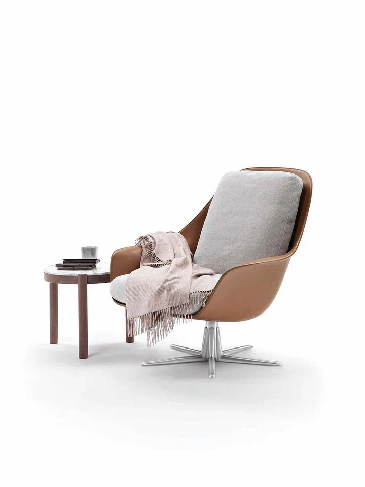 Upholstered in saddle hide, the Flexform Sveva Armchair by Carlo Colombo (2018) flaunts distinctive curvature