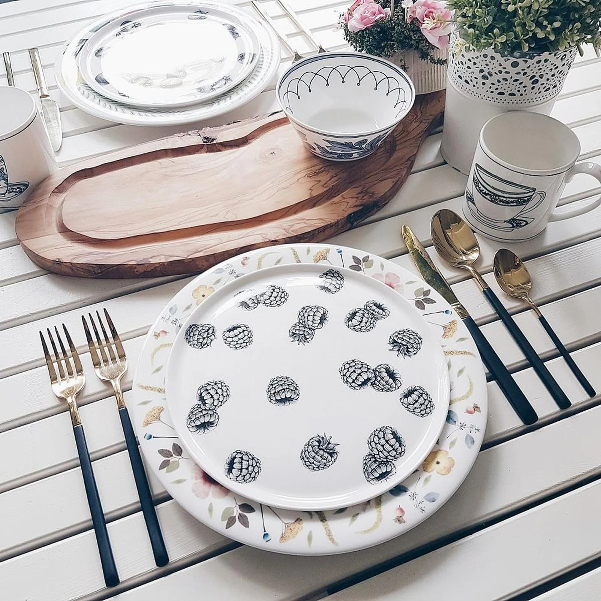 Decor idea: Mismatched tableware using decorative and eclectic crockery ...