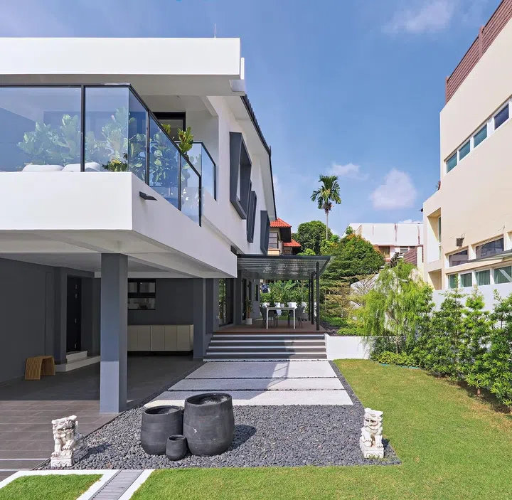 The wide and
open garden
spaces around
the home have
been retained
and enhanced.