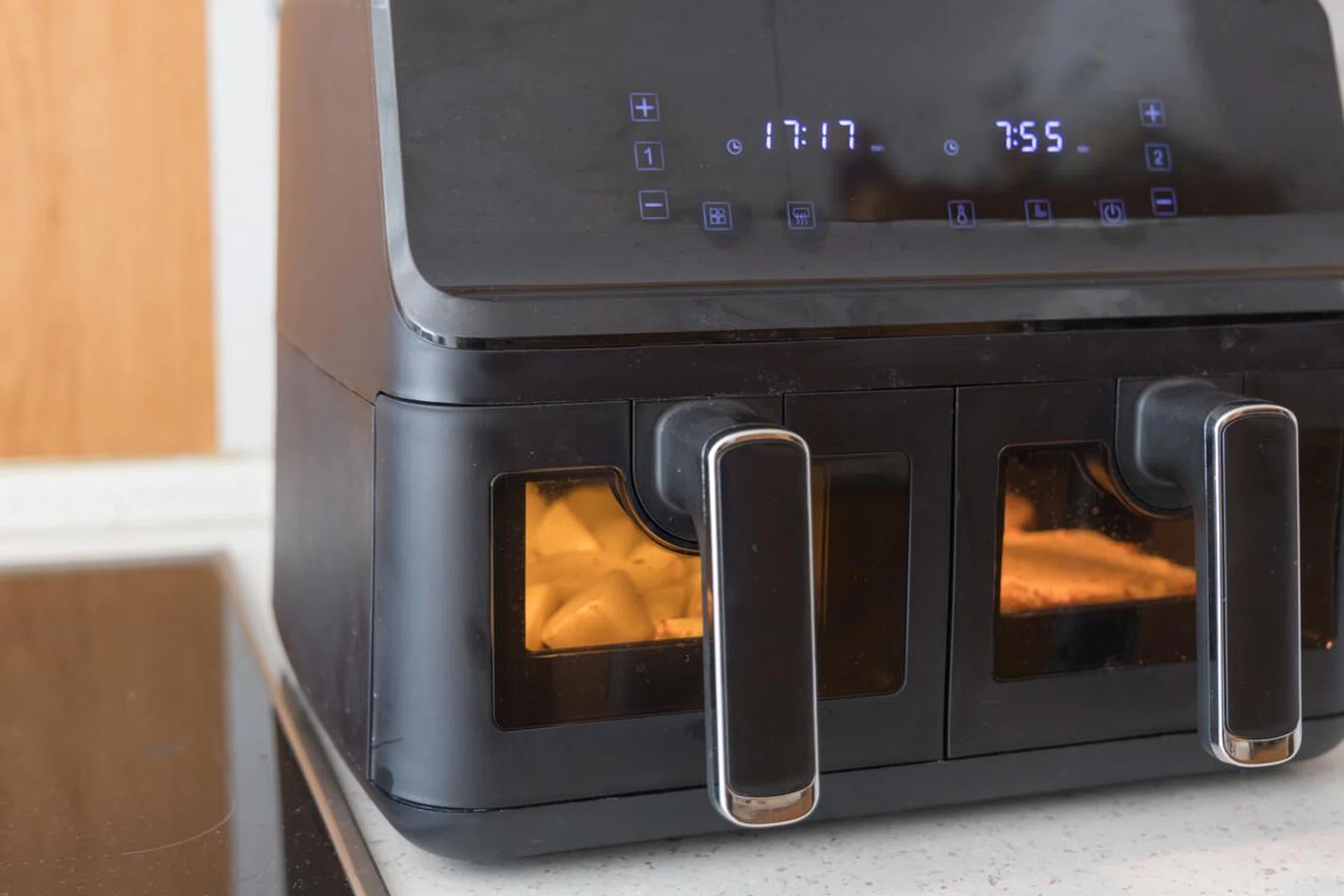 Hot dual air fryer for cooking without oil.