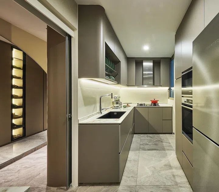 The kitchen
design focuses
on optimising
the functionality
of the space.