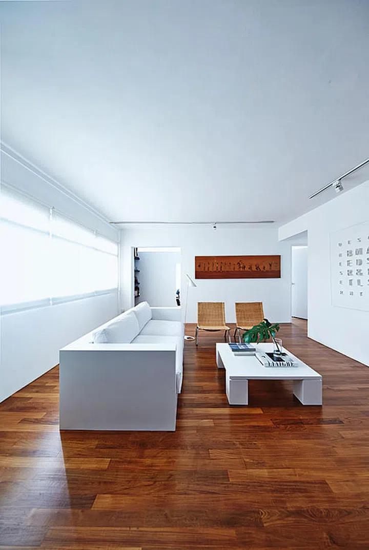 Jay keeps his flat clutter-free by choosing only furniture and display pieces that are necessary and fit in the look. He is a fan of designs with clean lines, such as the table and sofa.