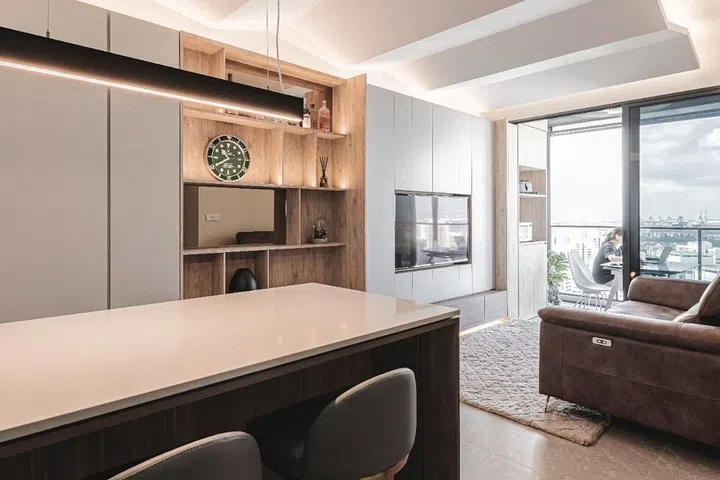 Above, an undulating ceiling lends visual interest and keeps the apartment from looking too boxy.