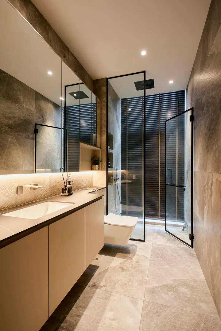 The common bathroom adopts a lighter palette, maintaining material consistency in a more understated form.