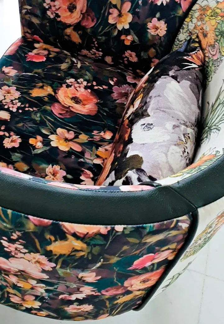 START SMALL
If you’re new to floral
patterns, start with
small accents, like
table top accessories.
This way, you can
experiment with
different colours
and styles without
overwhelming
your space.