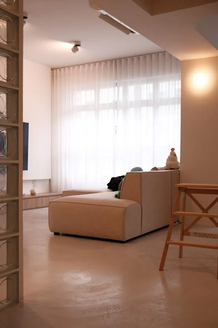 An open layout with minimal visual barriers allows air to move more freely through the space, helping heat dissipate rather than linger.