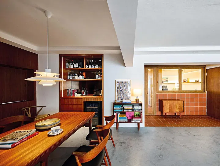 Loose furnishings meet the homeowner’s storage needs. Three-D Conceptwerke customised the design features like the panelled wall, doors, wardrobe and kitchen.