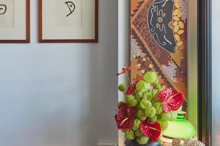 Fresh flowers appear throughout the flat, bringing colour, texture and a connection to Ivan’s lifelong passion for the floral trade.