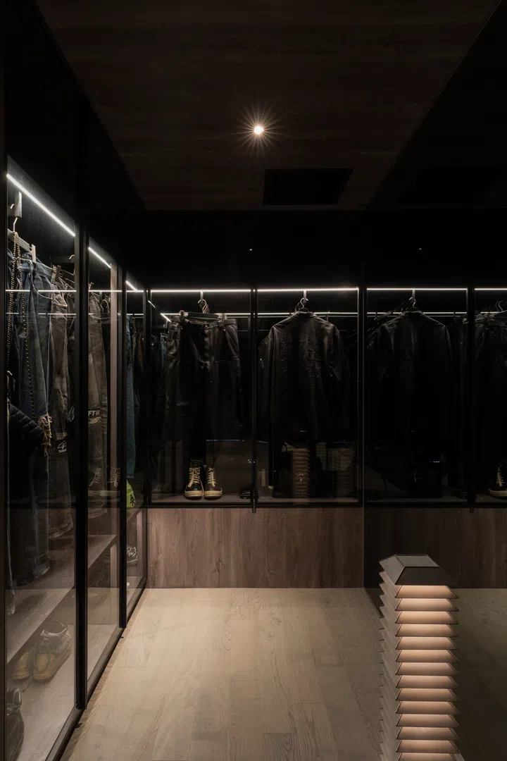 KKPL Carpentry for his walk-in wardrobe.