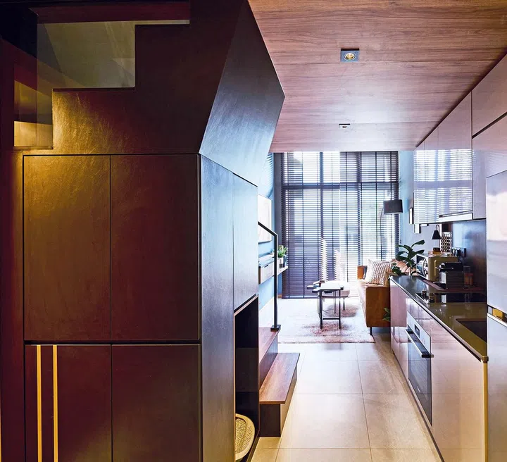 The loft support
structure and
staircase houses
ample storage.