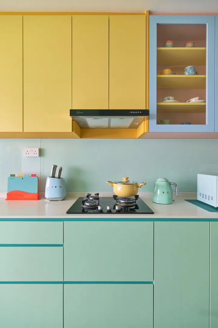 Delicious colour blocking matches every detail of this home. 