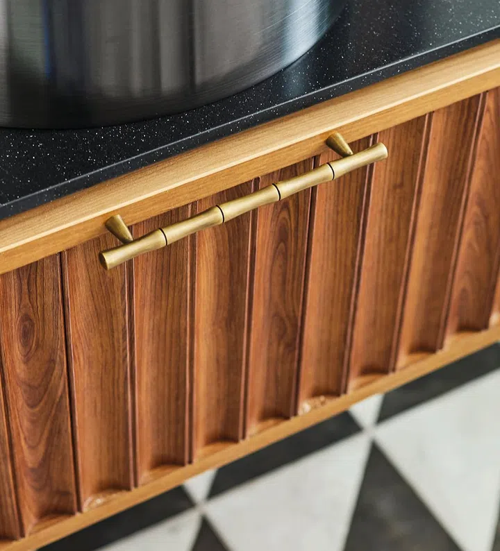 The small details
like the halndles
chosen for
storage solutions
contribute to the
overall design
concept.