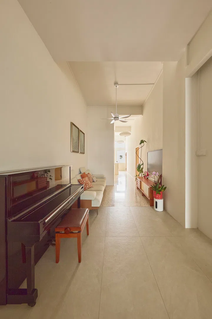 Long sightlines reinforce the sense of flow, with the living area forming part of a continuous communal zone.