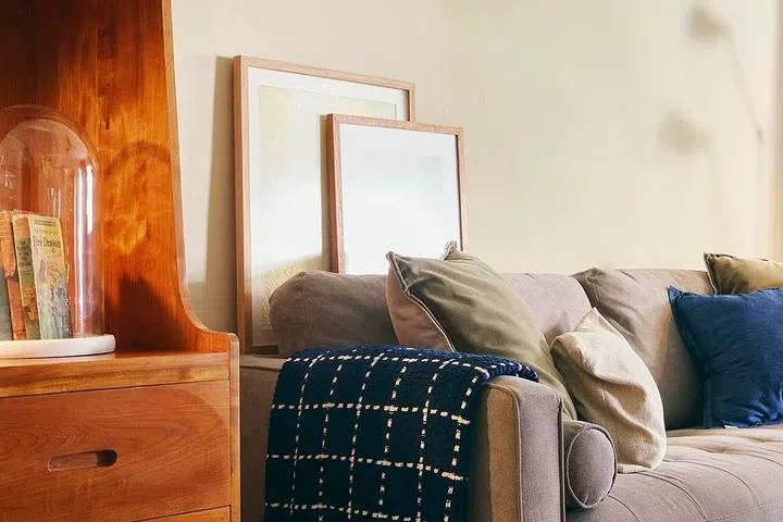 A knitted throw by Hermsie’s cousin in his favourite colour, navy, which is echoed in accents throughout the home.