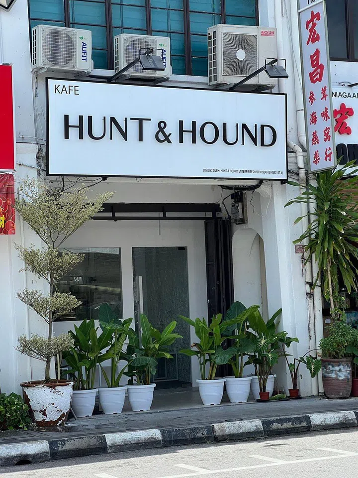 hunt and hound minimalist cafe