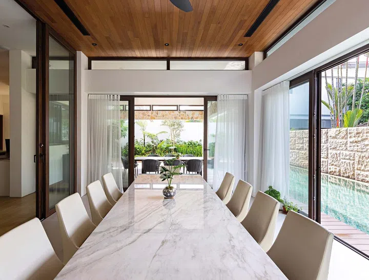 The dining area
is more private
and enclosed
according to the
homeowners’
preference, with
a view of, and
access to the
swimming pool
and alfresco
areas.
