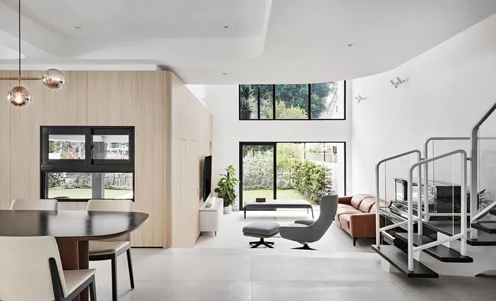 The layout of
the living room
was conceived
such that the
family can enjoy
the garden view
while seated on
the sofa.