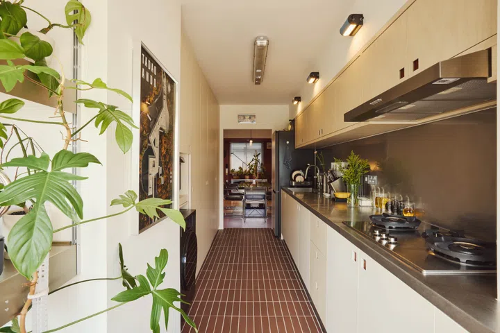 With a famous hawker centre just downstairs, Weilun rarely cooks and could afford to keep the kitchen compact.