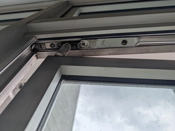 Hinges and internal mechanisms are where most failures occur; resistance, corrosion or misalignment can signal deeper issues that require attention.