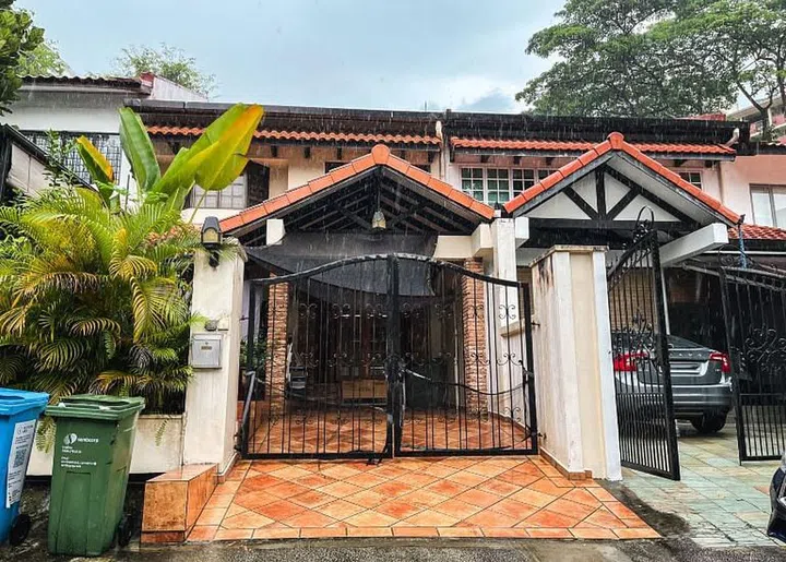 Chip Bee Gardens: Over 300 rental terraced houses by SLA!