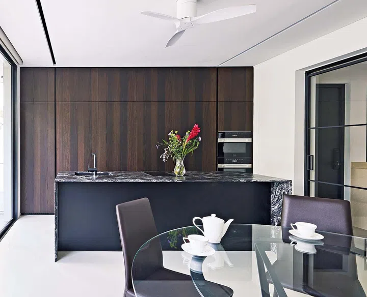 Bi-fold and sliding doors allow the dining room to be fully-opened or enclosed as an intimate gathering space when dinner parties are held.