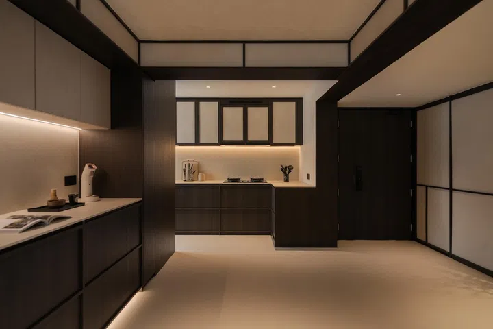 Si Ling intentionally lowered the entrance ceiling before opening the volume towards the living spaces, making the home feel more expansive through compression and release.