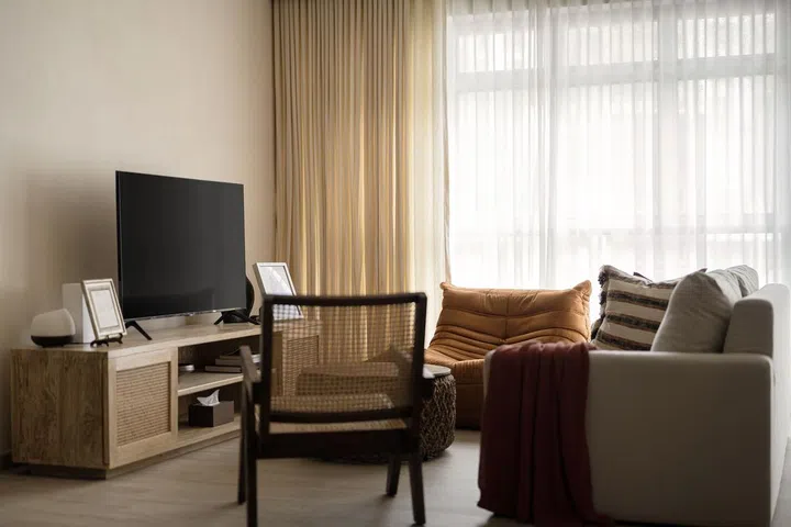 No built-in carpentry in the living room of this 5-room resale HDB in Edgedale Plains.