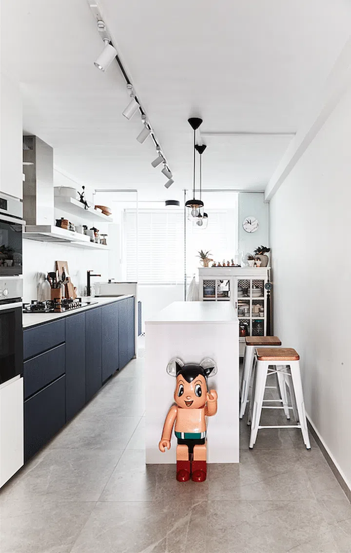 Singaporean actor Jeremy Chan initially wanted to use marble for the kitchen countertops, but interior designer Ivan suggested using quartz instead, for easier maintenance