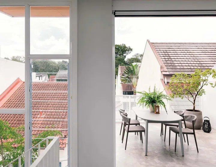 The attic family
room opens out
to a generous
roof terrace.